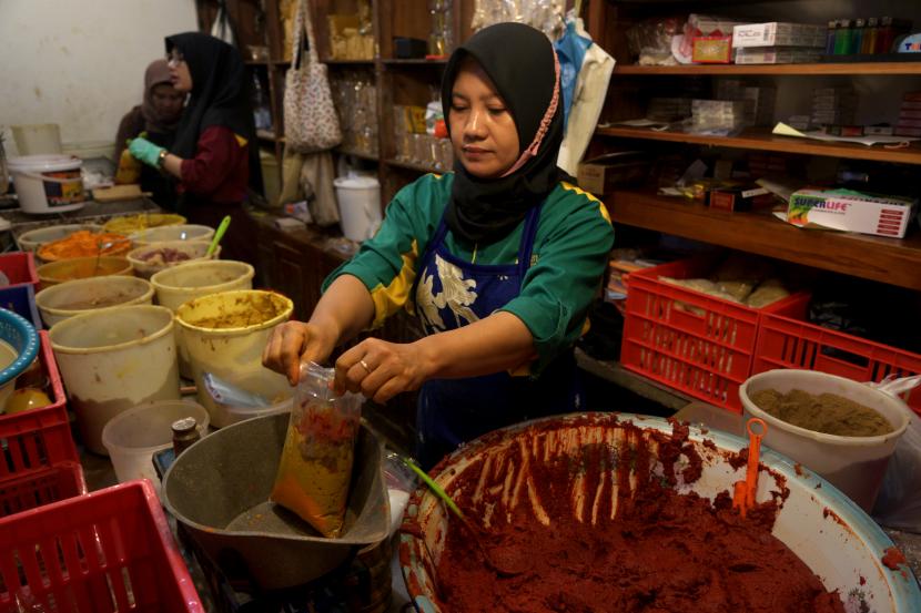 Pedagang menjual bumbu rendang. Koperasi wanita Ikaboga di Padang, Sumbar ekspor satu ton bumbu rendang ke Norwegia.