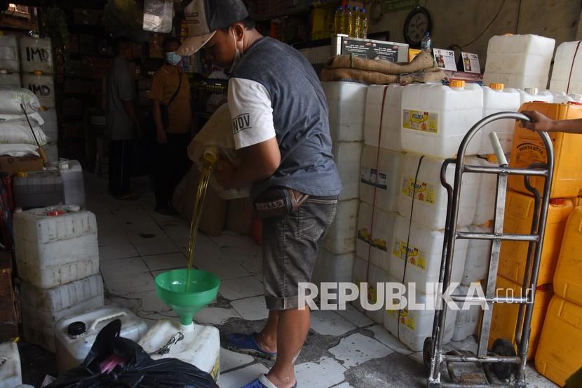 Pedagang mengemas minyak goreng curah di Pasar Kebayoran Lama, Jakarta, Senin (4/4/2022). Badan Pangan Nasional menyatakan distribusi minyak goreng curah yang lamban menyebabkan harganya di pasaran kini masih di atas HET. Ilustrasi.