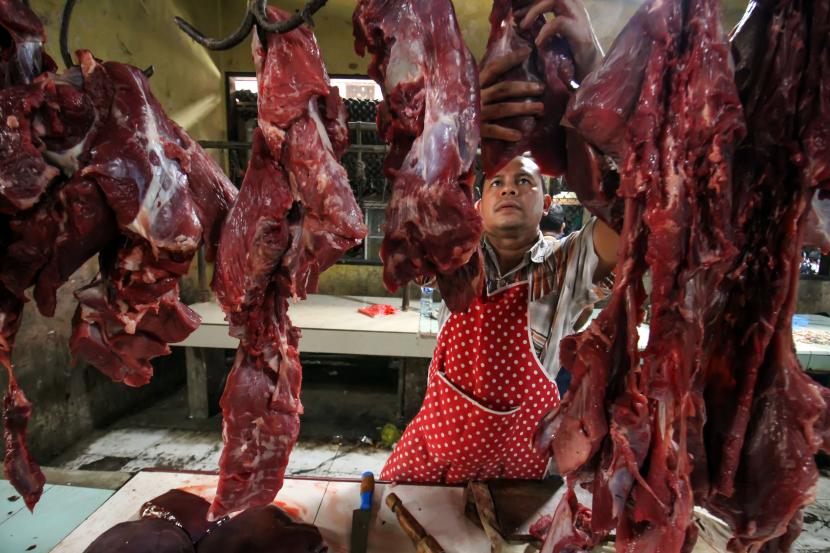 Pedagang menggantung daging sapi jualannya di Pasar Daging Tradisional Lhokseumawe, Aceh, Rabu (1/6/2022). Kementerian Badan Usaha Milik Negara (BUMN) mendorong BUMN pangan untuk mempersiapkan peningkatan kebutuhan jelang bulan suci ramadhan. 