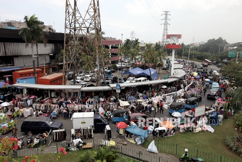  Pedagang menggelar lapak dagangannya di bahu Jalan Kramat Bunder depan Pasar Senen, Jakarta Pusat, Selasa (24/1). 