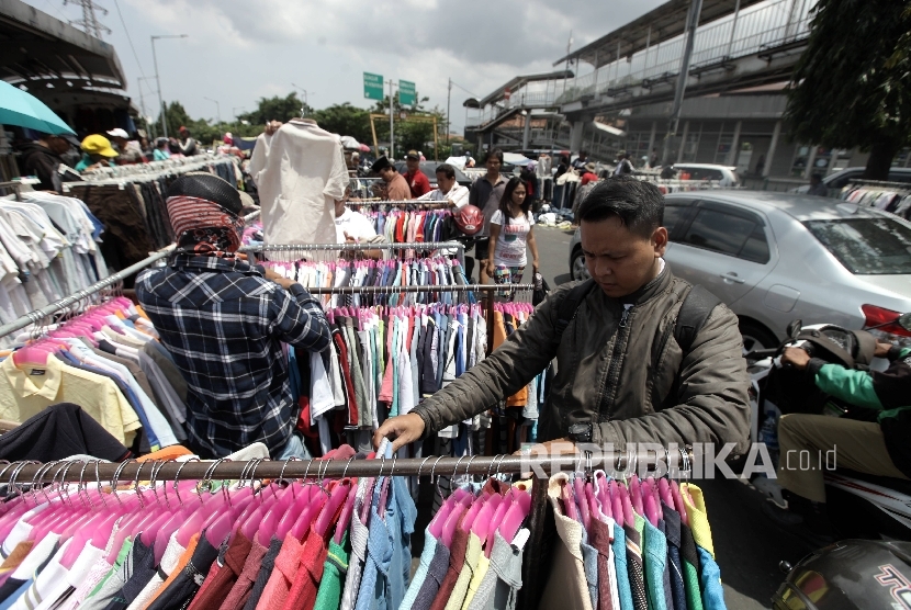  Pedagang menggelar lapak dagangannya di bahu Jalan Kramat Bunder depan Pasar Senen, Jakarta Pusat, Selasa (24/1). 