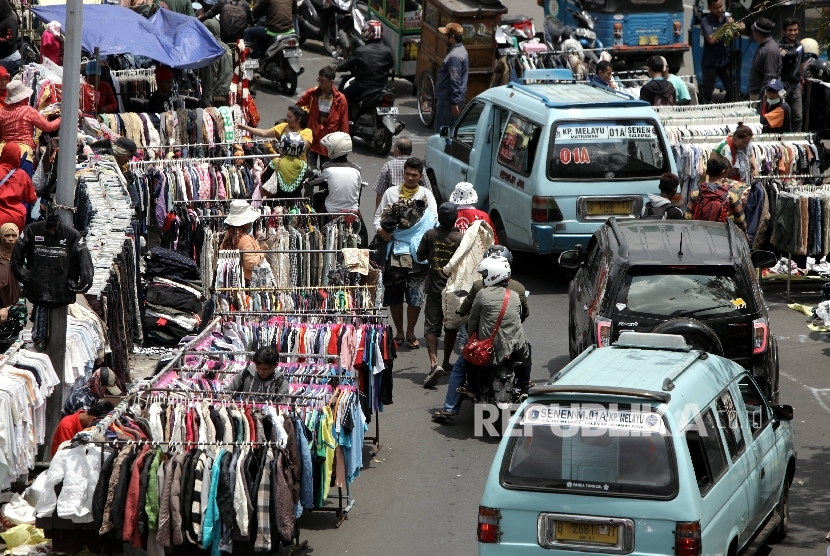  Pedagang menggelar lapak dagangannya di bahu Jalan Kramat Bunder depan Pasar Senen, Jakarta Pusat, Selasa (24/1). 