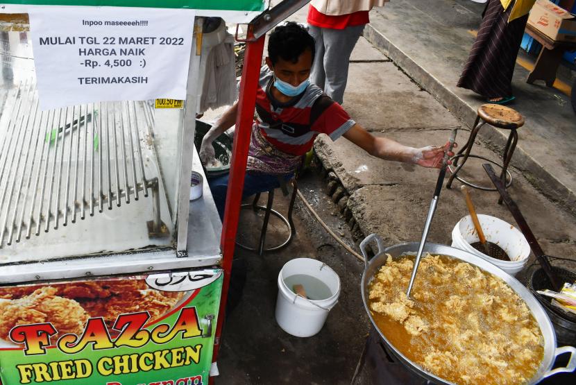 Pedagang menggoreng ayam jualannya di Pasar Pagotan, Kabupaten Madiun, Jawa Timur, Rabu (23/3/2022). Pedagang tersebut menaikkan harga jual ayam goreng dari Rp4.000 menjadi Rp4.500 per potong akibat melonjaknya harga minyak goreng yang di kawasan pasar tersebut stok minyak goreng dalam sebulan terakhir.