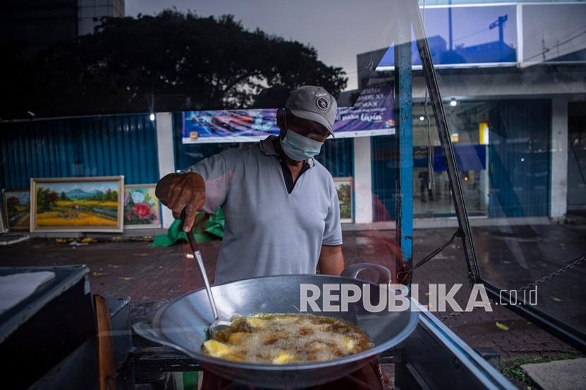 Pedagang menggoreng tahu untuk dijual di Pasar Baru, Jakarta Pusat, Jumat (8/4/2022). Menteri Badan Usaha Milik Negara (BUMN) Erick Thohir tengah mendorong pemberian bunga nol persen untuk pelaku usaha mikro.