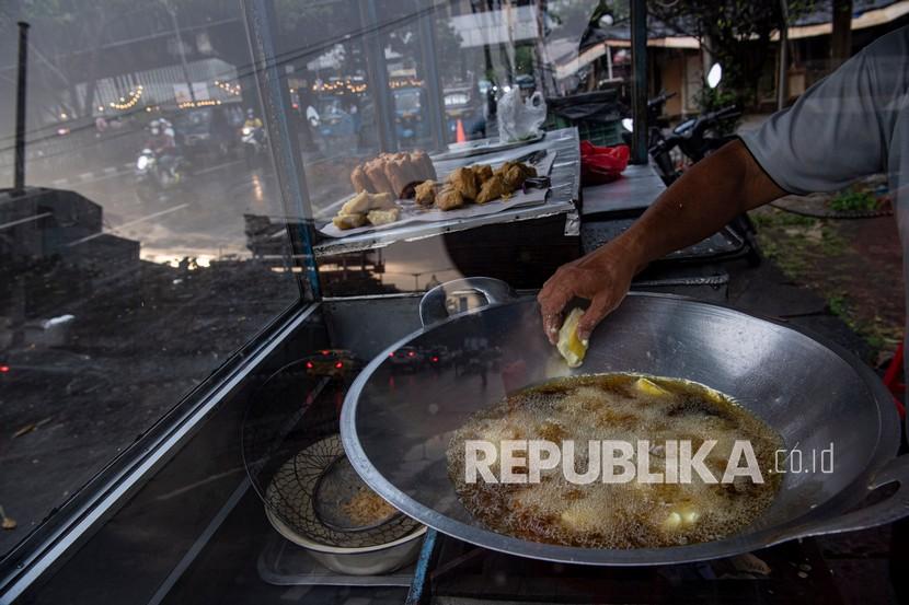 Pedagang menggoreng tahu untuk dijual di Pasar Baru, Jakarta Pusat, Jumat (8/4/2022). Minyak jelantah yang digunakan pedagang gorengan maupun nasi goreng berpotensi haram karena beberapa sebab.