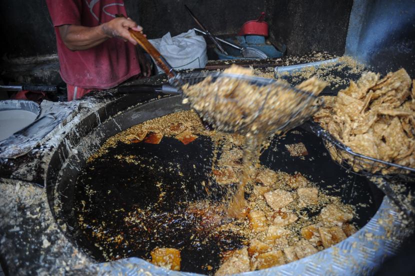 Masyarakat mengeluhkan harga minyak goreng yang melambung tinggi. Foto pedagang gorengan. (ilustrasi)
