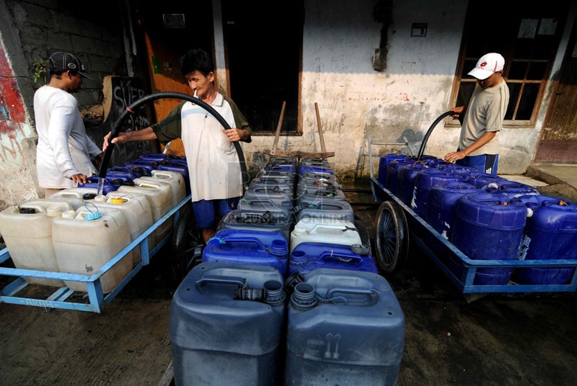  Pedagang mengisi jerigen dengan air bersih di kawasan Muara Baru, Jakarta, Jumat (21/3). (Republika/Wihdan)