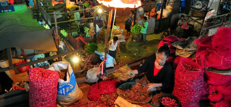 Pedagang mengupas bawang merah sebelum dijual di Pasar Induk Kramat Jati, Jakarta, Ahad (29/1). (Republika/Edwin Dwi Putranto)