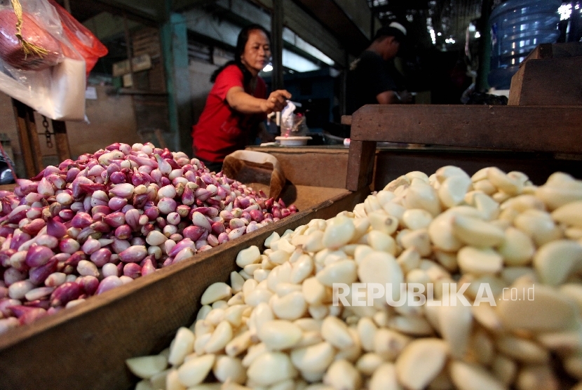 Pedagang menimbang bawang merah di Pasar Induk Kramat Jati, Jakarta, Senin (8/5). Pemerintah akan melakukan impor bawang merah dan bawang putih.