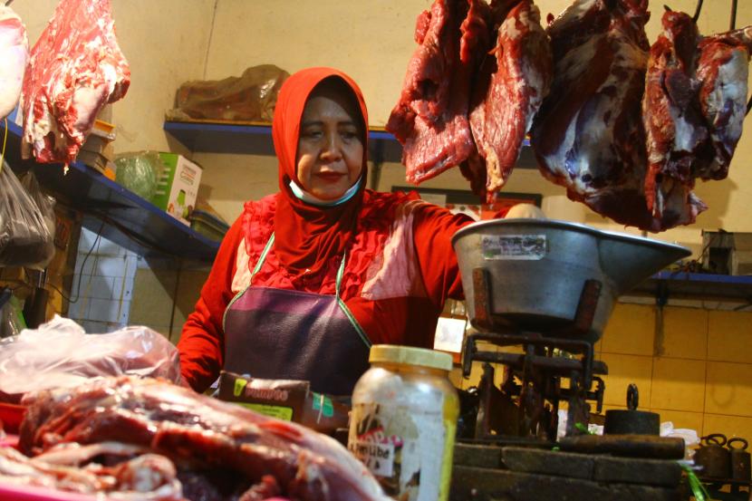 Pedagang menimbang daging sapi di pasar (ilustrasi). Harga daging sapi segar di pasar Kota Medan, Sumatra Barat, terus bergerak turun usai Lebaran 2022 atau menjadi rata-rata Rp 130.000 per kg didorong permintaan yang mulai normal.