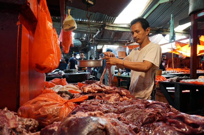 Pedagang menimbang daging sapi di pasar Remu Kota Sorong, Papua Barat, Kamis (28/4/2022). (Ilustrasi)