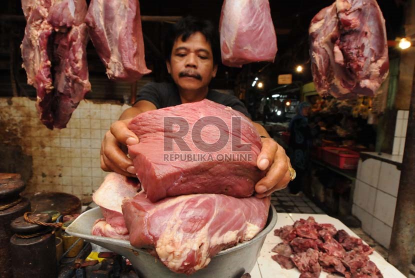 Pedagang menimbang daging sapi lokal dagangannya di Pasar Minggu, Jakarta, Kamis (18/7).     (Republika/Aditya Pradana Putra)