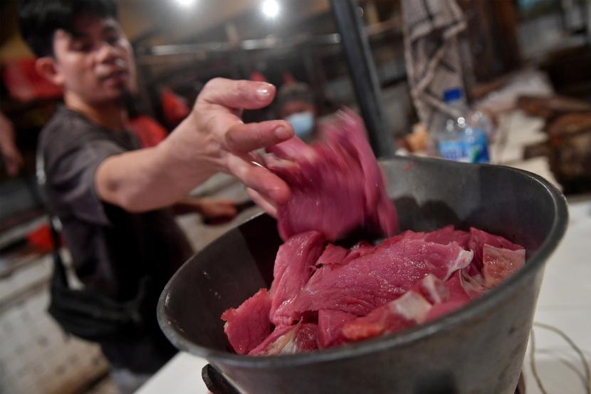 Pedagang menimbang daging sapi yang dijual di Pasar Minggu, Jakarta Selatan, Sabtu (13/2/2021). Kementerian BUMN mengusulkan pemberian peternakan sapi di luar negeri untuk mengatasi masalah kekurangan stok daging. (foto ilustrasi)