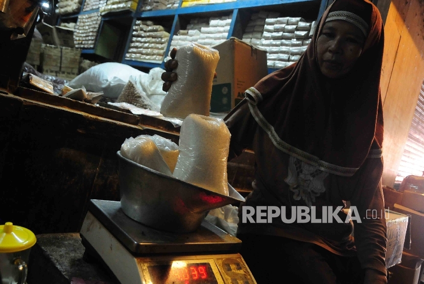 Pedagang menimbang gula pasir. (Republika/Agung Supriyanto)