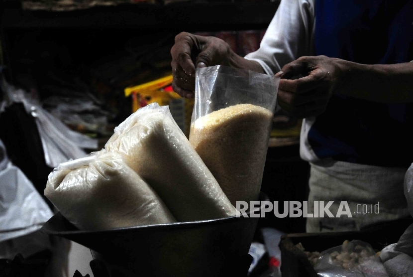 Pedagang menimbang gula pasir di Pasar Senen, Jakarta Pusat, Selasa (19/4). (Republika/Agung Supriyanto)
