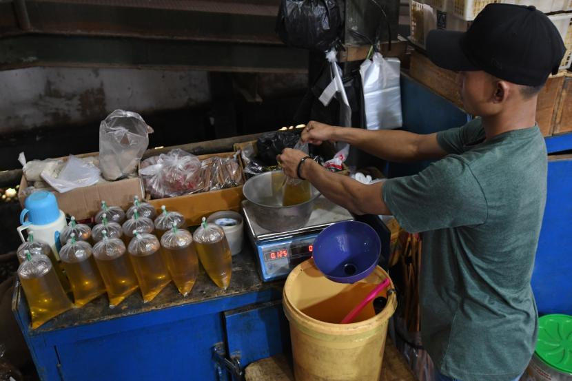 Pedagang menjual minyak goreng curah yang dikemas di dalam kantong plastik di Pasar Senen, Jakarta Pusat, Selasa (31/5/2022).