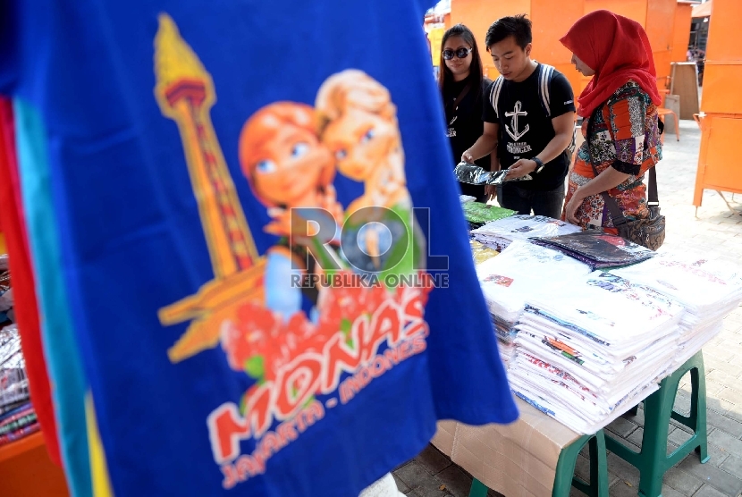 Pedagang menjajakan barang souvenir dan kuliner di Lokasi Lenggang Jakarta, Kawasan Monumen Nasional, Jakarta Pusat, Rabu (5/8).