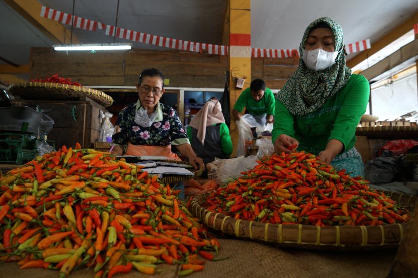 Pedagang menjajakan cabai rawit dagangannya (ilustrasi). Produksi cabai dan bawang merah tengah mengalami penurunan sehingga berdampak pada lonjakan harga secara nasional. Meski demikian, Kementerian Perdagangan (Kemendag) menegaskan agar jangan ada impor yang dapat merugikan petani.