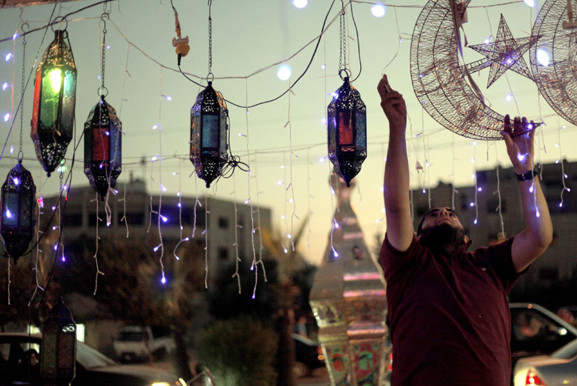  Pedagang menjajakan dekorasi hiasan lampu untuk Ramadhan di Amman, Yordania, Kamis (19/7). (Mohammad Hannon/AP)
