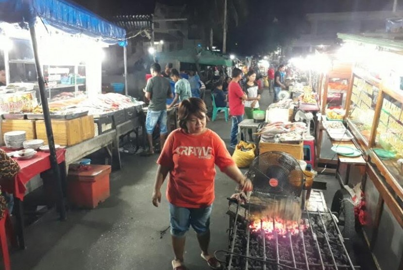 Pedagang menjajakan ikan dagangan di pasar Kampung Solor, Kupang, NTT, Kamis (13/4).