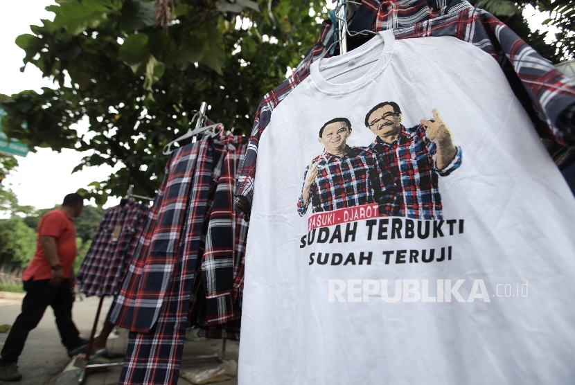 Pedagang menjajakkan atribut kampanye pasangan Ahok-Djarot di Rumah Lembang, Jakarta, Senin (19/12).