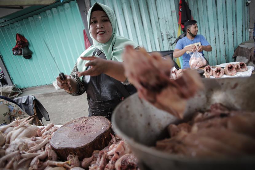 Pedagang menjual ayam potong di Pasar Keputran Selatan, Surabaya, Jawa Timur, Jumat (4/3/2022). RPH Surabaya menjamin stok daging aman hingga setelah Idul Fitri.