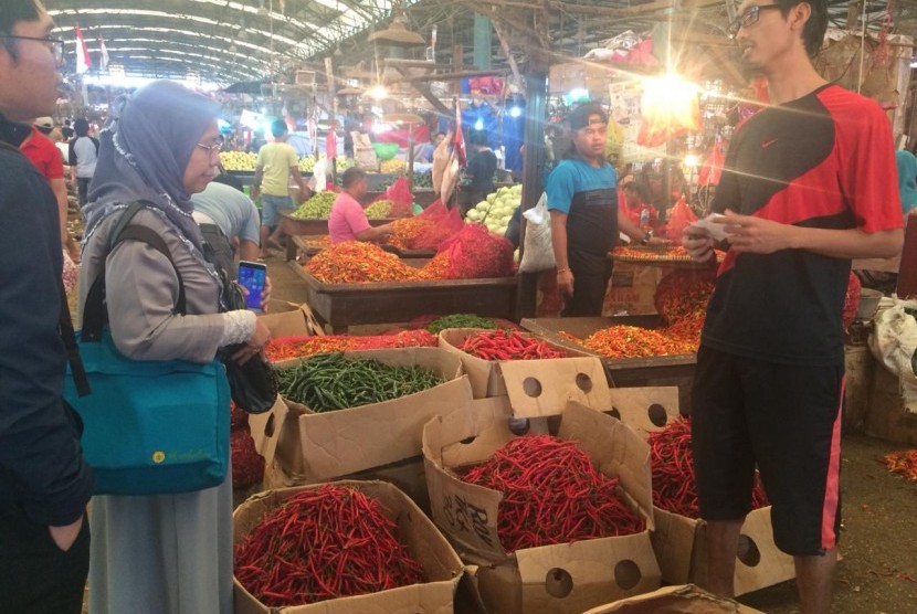 Pedagang menjual cabai dan bawang merah dengan harga stabil setelah Hari Raya Natal dan Tahun Baru