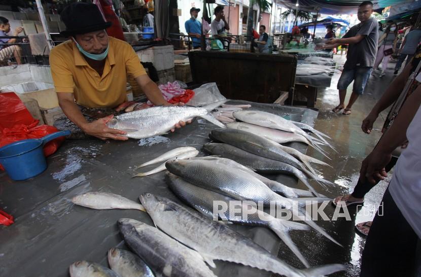 Pedagang menjual ikan bandeng di Pasar Petak Sembilan, Kecamatan Taman Sari, Jakarta Barat, Sabtu (6/2/2021). 