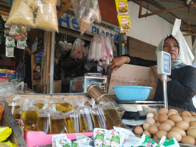 Pedagang menjual minyak goreng curah di Pasar Rel, Kecamatan Cihideung, Kota Tasikmalaya, Kamis (17/3/2022).