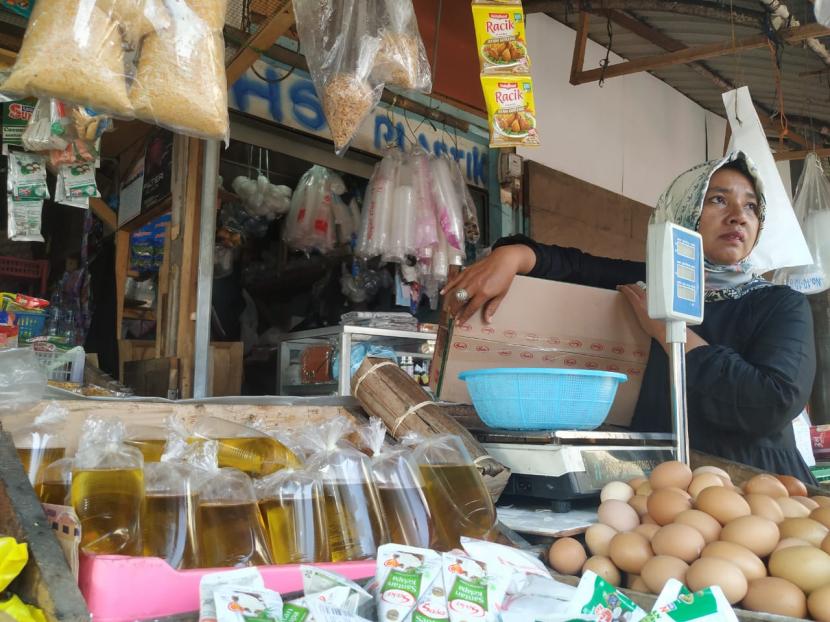 Pedagang menjual minyak goreng curah di Pasar Rel, Kecamatan Cihideung, Kota Tasikmalaya, Kamis (17/3/2022).