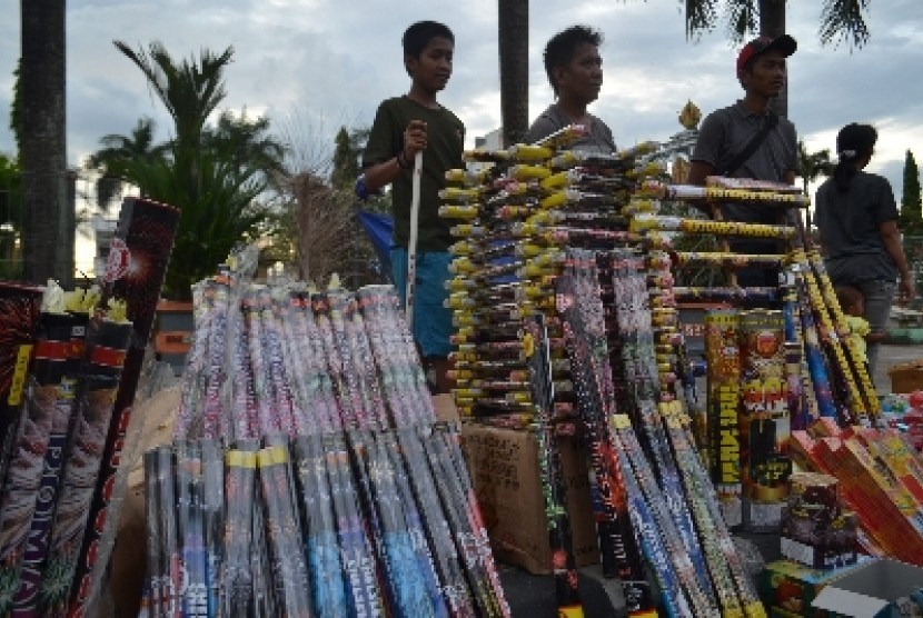 Pedagang menjual petasan.