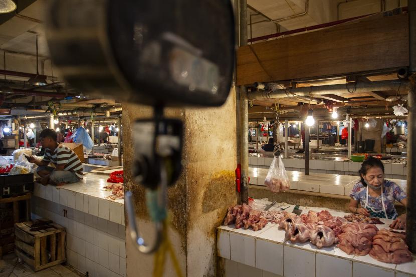 Pedagang menunggu datangnya konsumen di Pasar Senen, Jakarta, Selasa (1/9/2020). Badan Pusat Statistik (BPS) mencatat terjadi penurunan Indeks Harga Konsumen (IHK) atau deflasi sebesar 0,05 persen secara bulanan pada Agustus 2020 yang didorong oleh kelompok bahan pangan terutama daging ayam ras dan bawang merah.