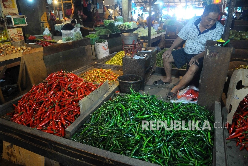 Pedagang menunggu pembeli cabai di Pasar Senen, Jakarta Pusat.