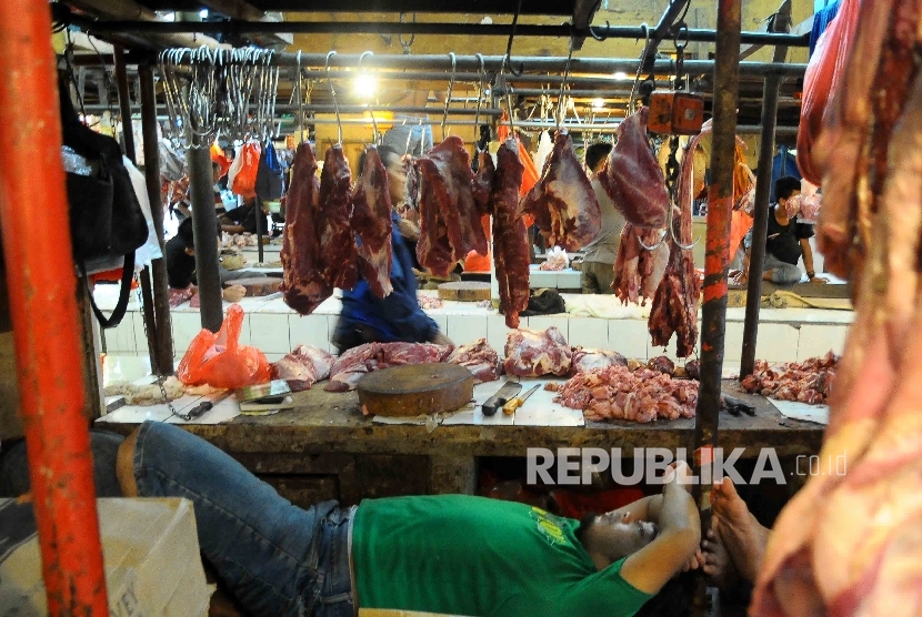  Pedagang menunggu pembeli daging sapi di Pasar Senen Jakarta Pusat, Selasa (7/6). (Republika/Agung Supriyanto)