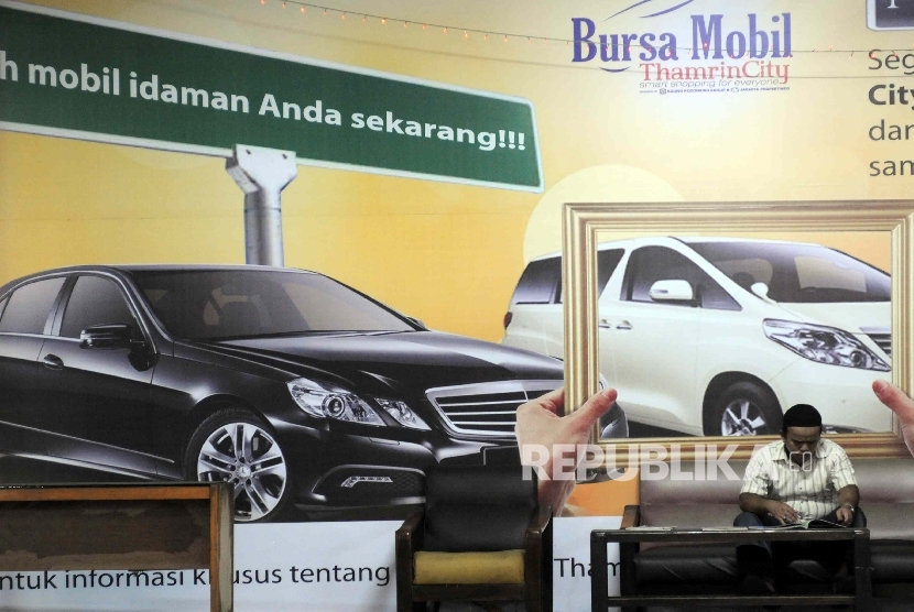 Pedagang menunggu pembeli di bursa mobil Thamrin City, Jakarta.