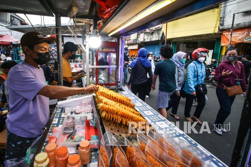 Pedagang menunggu pembeli di kawasan wisata kuliner Pasar Lama, Kecamatan Tangerang, Kota Tangerang,  Provinsi Banten, Senin (6/9/2021). Kota Tangerang saat ini sudah menerapkan PPKM Level 1.