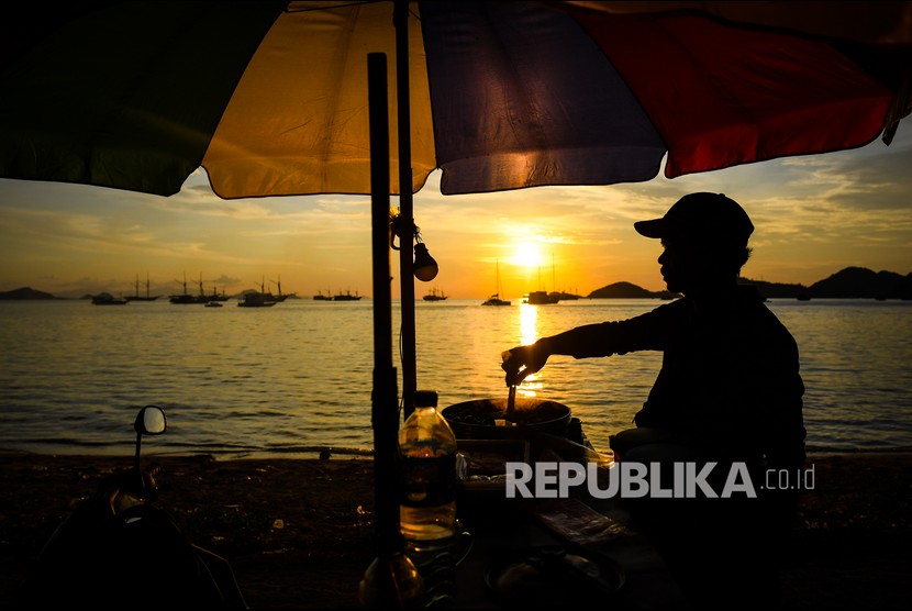 Jumlah Wisatawan ke Labuan Bajo Hanya 19 Ribu Orang. Pedagang menunggu pembeli di Pantai Pede, Labuan Bajo, Manggarai Barat, Nusa Tenggara Timur, Sabtu (19/6/2021). Sebagian warga di Labuan Bajo menjadikan pantai tersebut sebagai wisata alternatif pada akhir pekan.