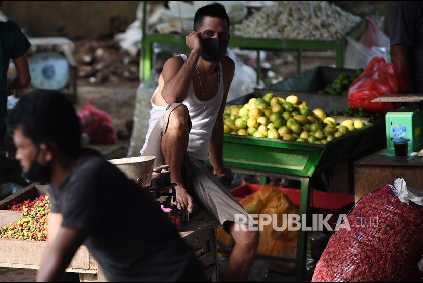 Pedagang menunggu pembeli di Pasar Mitra Tambora Jakarta, Selasa (22/6/2021). Pemprov DKI melakukan pembatasan mobilitas warga, salahsatunya pembatasan operasional pasar tradisional untuk menekan penyebaran COVID-19. 
