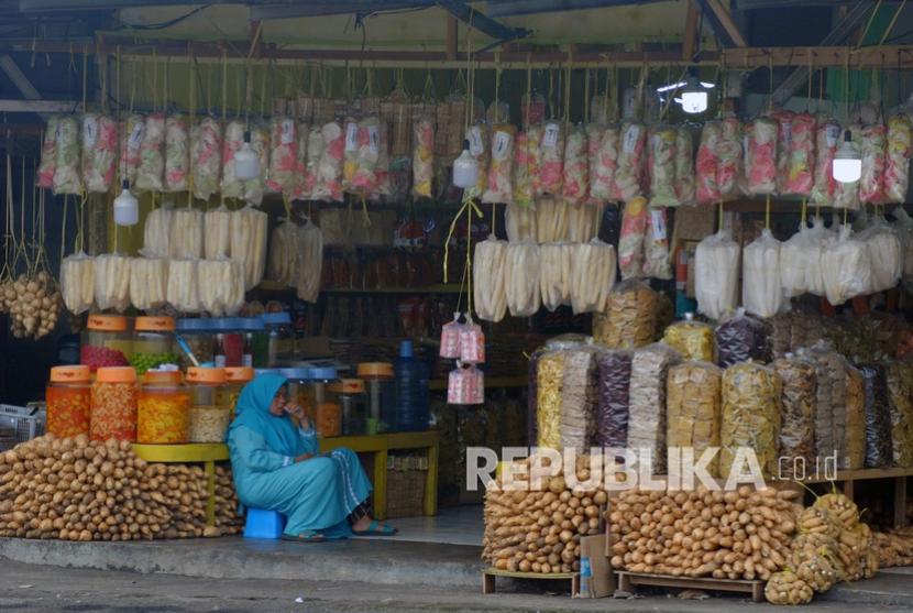 Pedagang menunggu pembeli di pusat oleh-oleh kawasan Puncak, Kabupaten Bogor, Jawa Barat, Jumat (13/8/2021). (Ilustrasi)