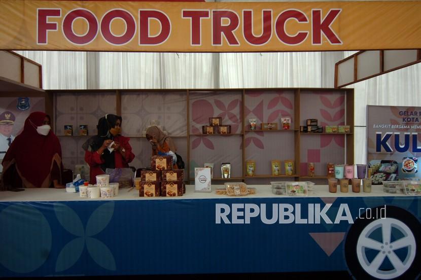Pedagang menunggu pembeli produk makanan saat gelar produk Industri Kecil Menengah (IKM) di GOR Tegal Selatan, Tegal, Jawa Tengah, Sabtu (27/11/2021). LPDB KUMKM menargetkan penyaluran dana bergulir bisa mencapai Rp 1,8 triliun tahun ini. Salah satu sektor yang disasar adalah UMKM pangan.