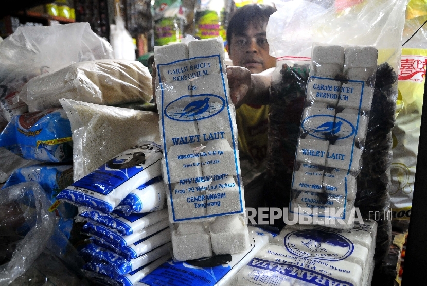  Pedagang menunjukan garam di Pasar Tebet Timur, Jakarta, Ahad (5/3).