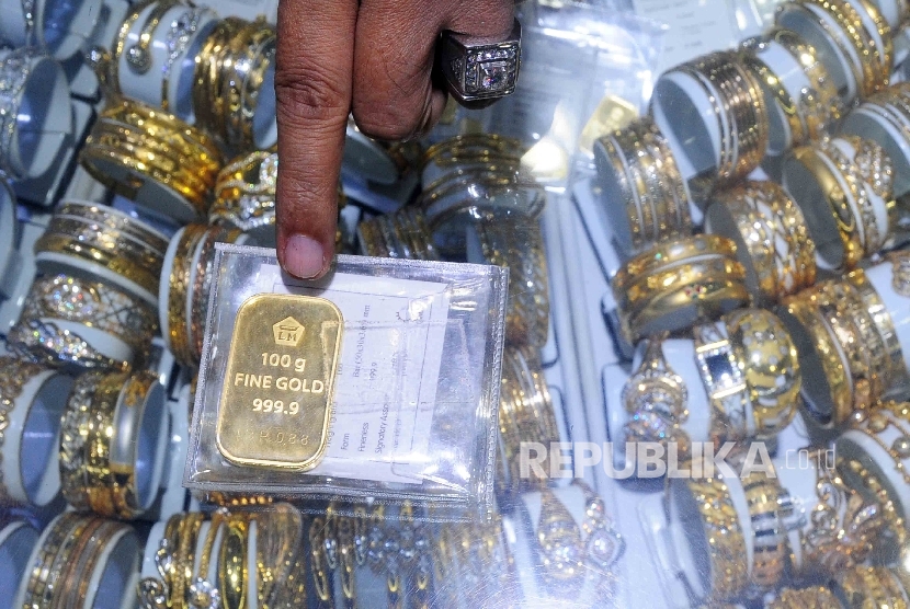 Pedagang menunjukkan emas batangan d Pasar Tebet, Jakarta Selatan