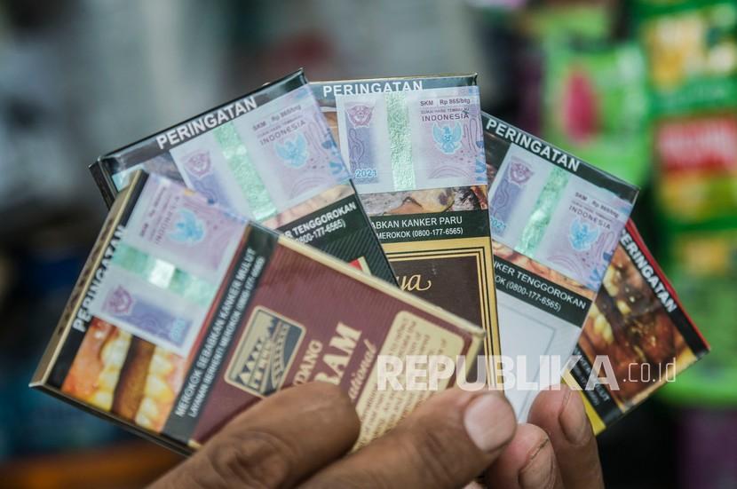 Pedagang menunjukkan rokok yang dijualnya (ilustrasi). Pemerintah Kota Banda Aceh memanfaatkan dana dari cukai rokok untuk keperluan operasional dalam penanganan Covid-19 di ibu kota provinsi Aceh itu.