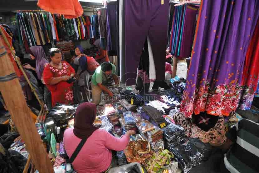 Pedagang menwarkan dagangan ke pembeli di Pasar Sandang Tegal Gubug, Arjawinangun, Cirebon. Angka inflasi Kota Cirebon pada Januari 2024 merupakan yang terendah se-Jawa Barat.