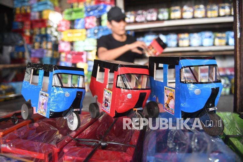 Pedagang menyelesaikan pembuatan mainan anak di Jakarta, Rabu (21/7/2021). Pemerintah meyatakan akan memberikan insentif UMKM Rp1,2 juta kepada 1 juta pelaku usaha mikro informal yang terdampak COVID-19 selama perpanjangan PPKM. 