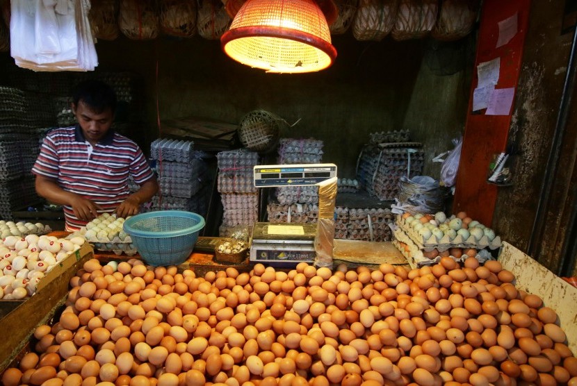 Pedagang menyiapkan telur di Pasar Kebayoran Lama, Jakarta, Kamis (2/5).