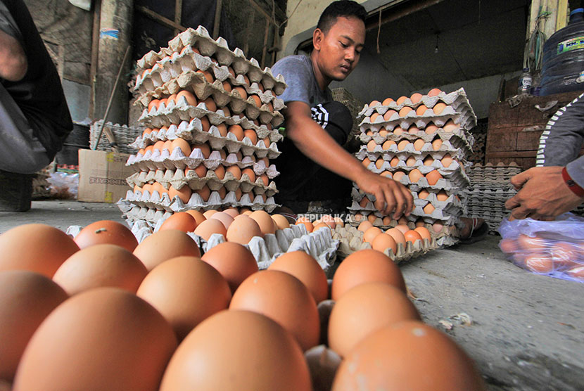 Pedagang menyiapkan telur untuk dijual di pasar induk Indramayu, Jawa Barat.