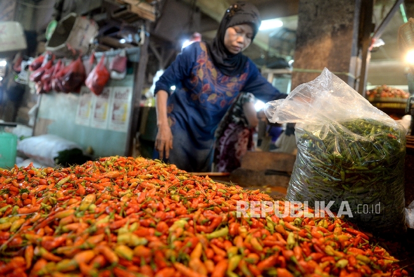 Pedagang menyortir cabai rawit di Pasar Senen, Jakarta, Ahad (13/3). 