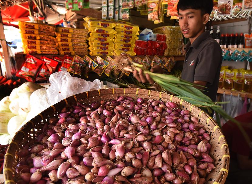 Pedagang menyortir sayur di Pasar Induk Rau di Serang, Banten, Rabu (2/6/2021). Badan Pusat Statistik (BPS) mencatat laju inflasi Indeks Harga Konsumen bulan Mei 2021 sebesar 0,32 persen, sedang inflasi tahun kalender (year to date/ytd) sebesar 0,90 persen dan inflasi tahunan (year on year/yoy) sebesar 1,68 persen