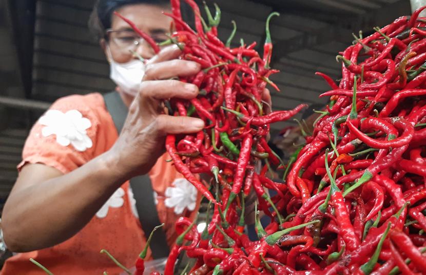 Pedagang menyusun cabai merah. Harga Cabai di Yogyakarta Mulai Naik Jelang Ramadhan